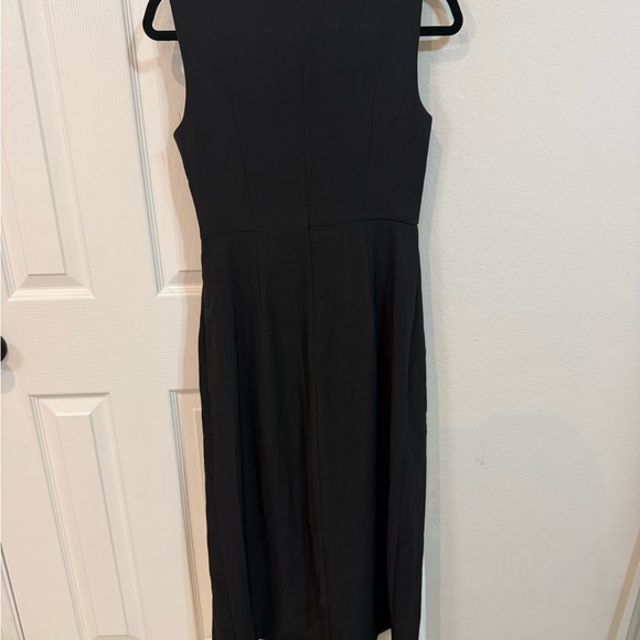 Elegant Black and White Sleeveless Dress - Picture 2 of 2